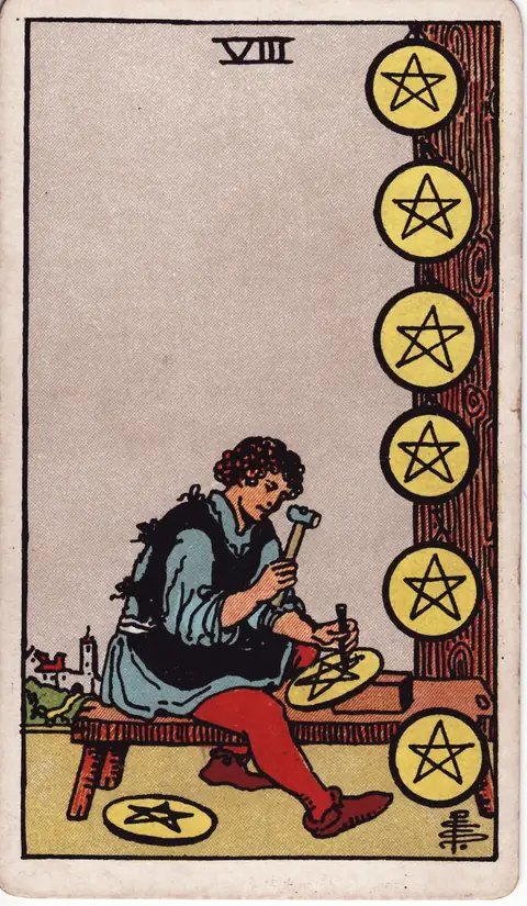 ไพ่ทาโรต์ Eight of Pentacles (แปดเหรียญ) จากสำรับปี 1909 วาดโดยพาเมลา โคลแมน สมิธ