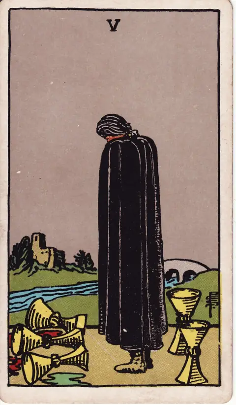Tarotkarte Fünf der Kelche (5 der Kelche) aus dem Deck von Pamela Colman Smith (1909)