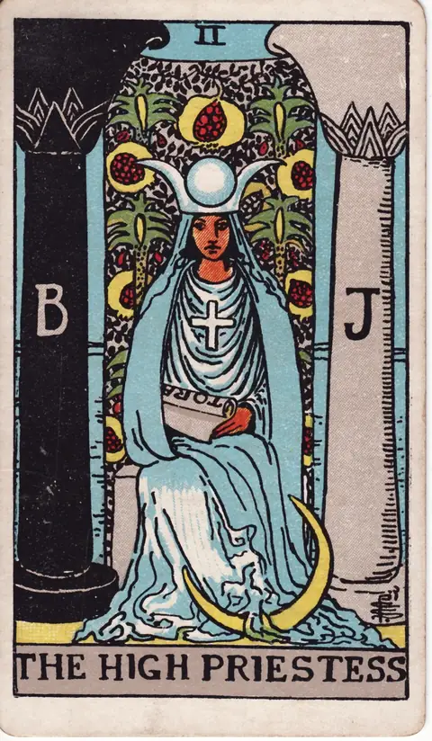 ไพ่ทาโรต์ The High Priestess (นักบวชหญิง) จากสำรับปี 1909 วาดโดยพาเมลา โคลแมน สมิธ